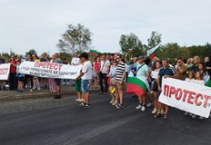 Организирано е и шествие с народни носии в центъра на