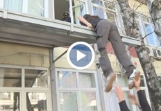 Някои студенти опитаха да влязат в сградата катерейки се по