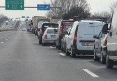 Трафикът се регулира от пътна полицияДве отделни катастрофи станаха тази