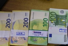 Парите били залепени с тиксо под дрехите на задържанатаГранични полицаи