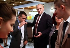 Студенти и ученици в неравностойно положение могат да кандидатстват до