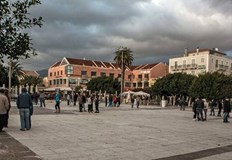 Местните жители спят на открито втора нощ силен пожар усложнява