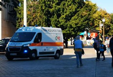 Пострадалият е настанен в болница с мозъчно сътресениеТоварен автомобил е