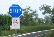 Табелата предупреждава шофьорите но няма официален статут като червения знакЧервеният