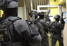 Петима души са задържани а схемата е ощетила над 100