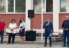 Тържествена церемония събра официални гости и родители на първия учебен