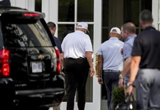 Райън Раут се опита да се намушка с химикалка след