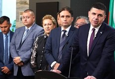 Божидар Божанов Той гледа на изток към Москва и ПхенянСъпредседателят