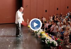 Мариан Бачев връчи почетна грамота на актьора по време на