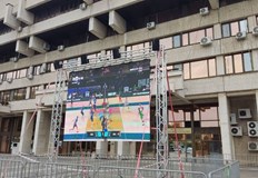 Екранът е разположен пред сградата на местната администрацияОбщина Русе осигури