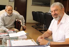 Произведенията на писателя включват истории от съвременния живот и социалистическото