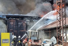 Четири екипа на пожарната се борят с огъня който тръгна