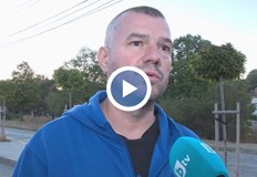 Съседите твърдят че мъжът чупи надгробни плочи и заплашва с