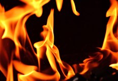 Огънят унищожи три стаи покрива и съседна постройкаПожар изпепели къща