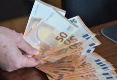 Южната ни съседка планира увеличение до 915 евро през 2026