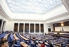 Гласуването е насрочено за 16 45 часа днес опозицията разчита на