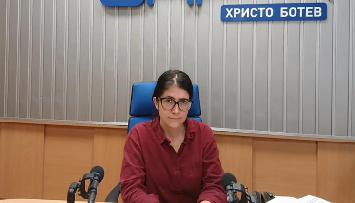 Според журналистката, властта принуждава хората да се откажат от свободите си