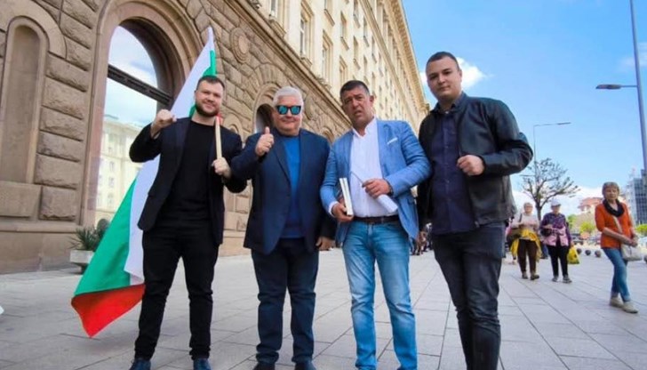 Чакаме те в 16:00 часа, защото повече не се търпи Чакаме те в 16:00 часа, защото повече не се търпи