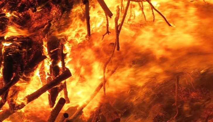 Предполага се, че пожарът е предизвикан от човек, палил кабели