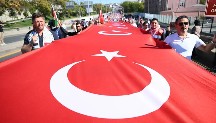 Водещ, рапър, певица и сценарист са последните жертви на културните ограничения