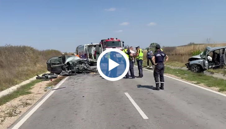 Челно са се ударили два леки автомобила