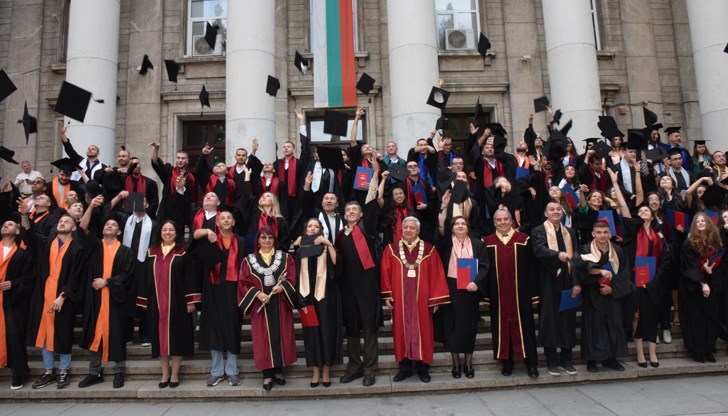 Церемонията завърши с традиционно хвърляне на абсолвентски шапки пред Ректората