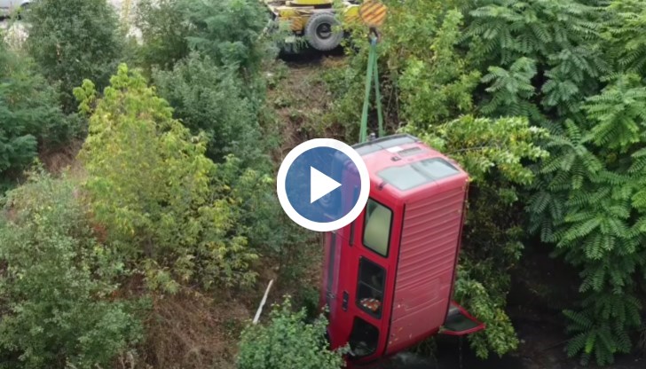 Превозното средство падна от 6-метрова височина в коритото на реката