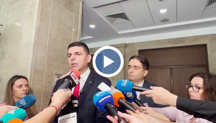 Съпредседателят на "Да, България" обяви, че министерството се е превърнало във фасада на неформален кръг и настоя за оставки