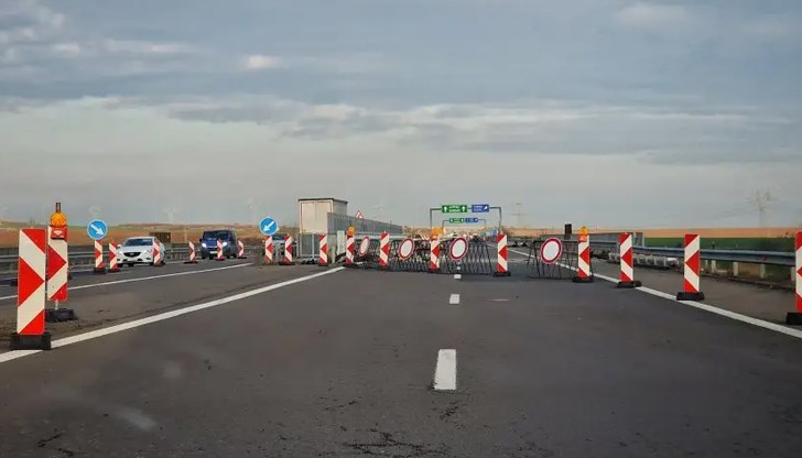 Движението в три участъка е двупосочно в платното за София, при пиковите часове се образуват колони