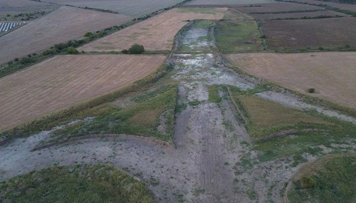 Депутатът показа пустеещи терени край Бяла по бъдещата магистрала Русе – Велико Търново