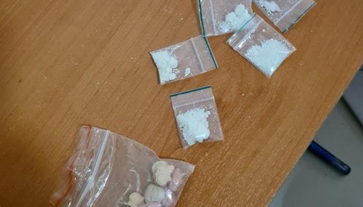 Полицията е открила марихуана и метамфетамин, както и електронна везна