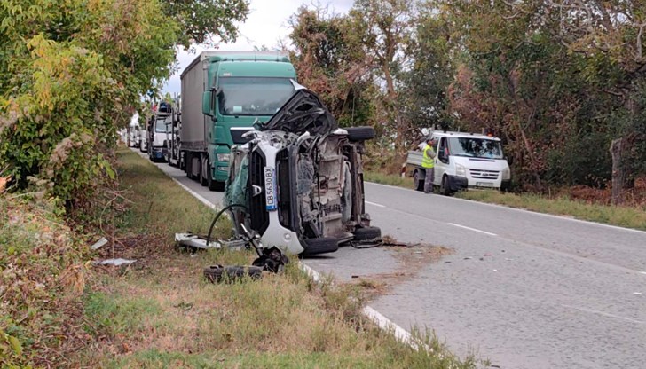 Пострадалият е шофьорът на лекия автомобил „Дачия“, който се блъсна в ТИР днес следобед Пострадалият е шофьорът на лекия автомобил „Дачия“, който се блъсна в ТИР днес следобед