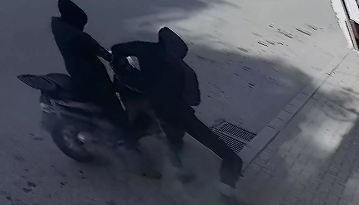 Двете момчета са откраднали 22 златни синджира с тегло над 65 грама Двете момчета са откраднали 22 златни синджира с тегло над 65 грама