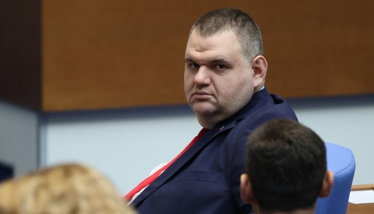 Лидерът на ДПС обвини "охранени соросоидни фигуранти" и обеща безрезервна подкрепа за правителството Лидерът на ДПС обвини "охранени соросоидни фигуранти" и обеща безрезервна подкрепа за правителството