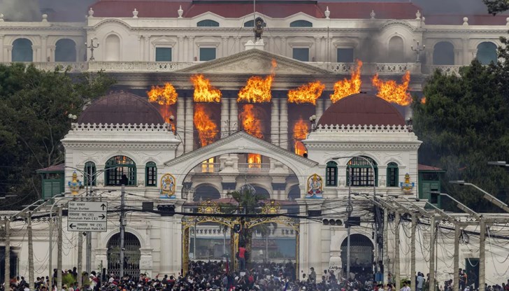 По предложение на временния премиер президентът разпусна парламента и насрочи избори за 5 март 2026 г.