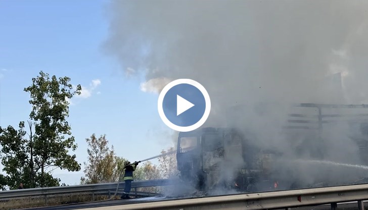 Пожарникари потушиха пламъците, но возилото е напълно унищожено
