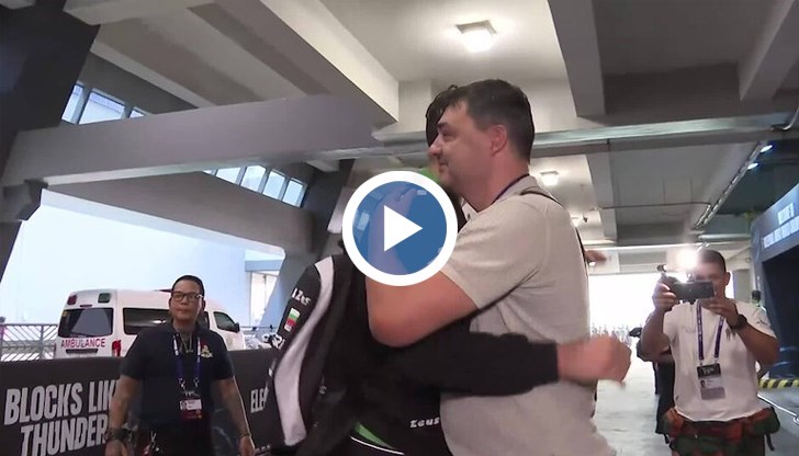 Владо Николов посрещна автобуса с волейболистите и прегърна синовете си