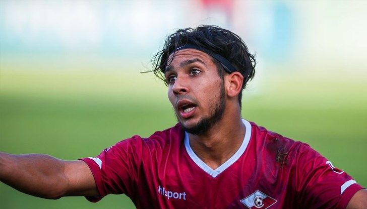 Младият национал ще играе за "драконите" до края на сезона, след като клубът се раздели с Виктор Василев Младият национал ще играе за "драконите" до края на сезона, след като клубът се раздели с Виктор Василев