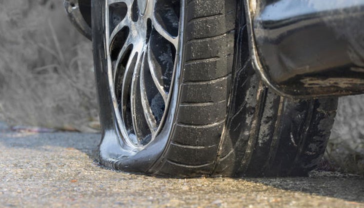 И четирите гуми на лек автомобил "Шкода" са спукани с остър предмет