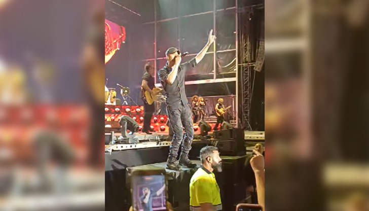 Над 30 000 души пяха в хор с латиноизпълнителя