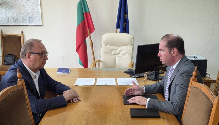 Зам.-областният управител Георги Георгиев и проф. Бронфенбренер обсъдиха бъдещи инициативи за онлайн безопасност Зам.-областният управител Георги Георгиев и проф. Бронфенбренер обсъдиха бъдещи инициативи за онлайн безопасност