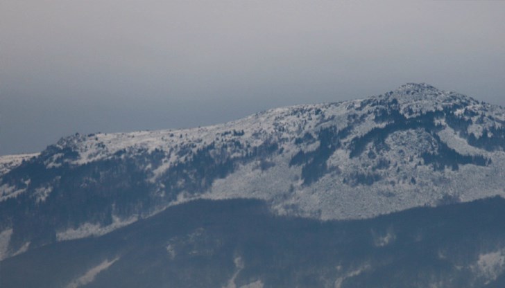 Синоптици прогнозират сняг в планините и риск от наводнения по Черноморието