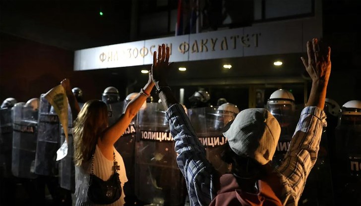 Деканите на университета искат оставката на ректора, а Вучич обвинява евродепутатите Деканите на университета искат оставката на ректора, а Вучич обвинява евродепутатите