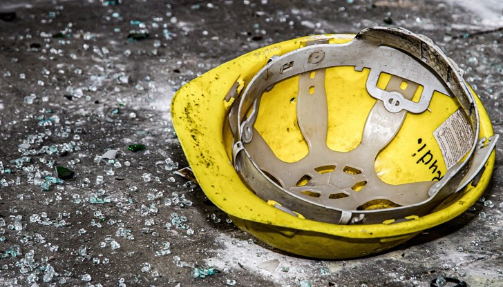 Мъжът е ударен от рамо на сонда, след което пада от 8 метра височина