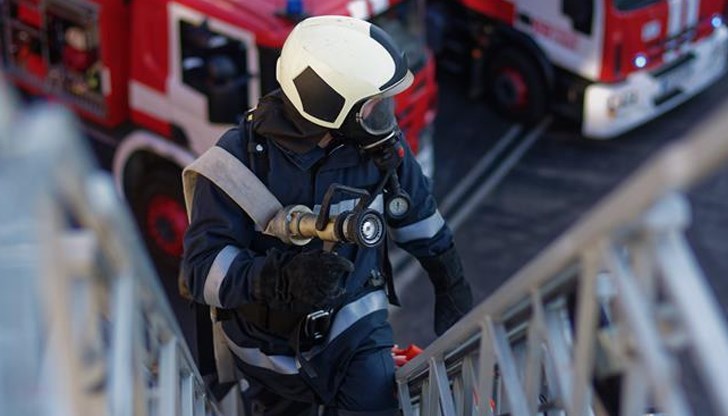 Пожарната проверява готовността си с учение в складова база