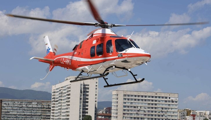 Инцидентът е станал, когато камък от пътя е ударил предното стъкло на камиона и е наранил шофьора