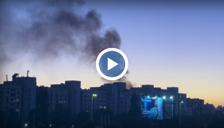 Горяха сухи треви, храсти и автомобил