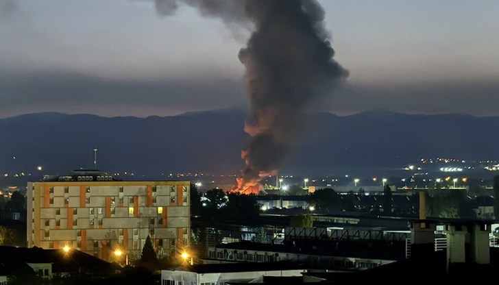 Пет пожарни автомобила и 15 огнеборци се борят с пламъците Пет пожарни автомобила и 15 огнеборци се борят с пламъците