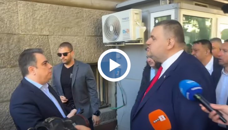 Политическата криза се пренесе с викове и обвинения пред сградата на Народното събрание