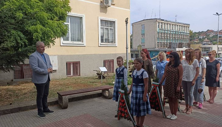 Восъчната фигура на княз Александър I Батенберг очаква посетители в празничния ден на 6 септември